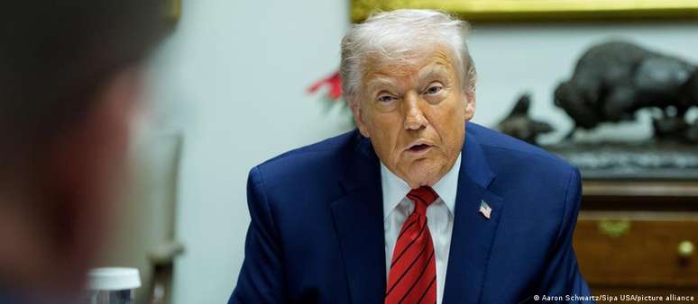 ఓడను స్వాధీనం చేసుకున్నట్లు వైట్‌హౌస్‌లో జర్నలిస్టులకు ట్రంప్ ప్రకటించారు