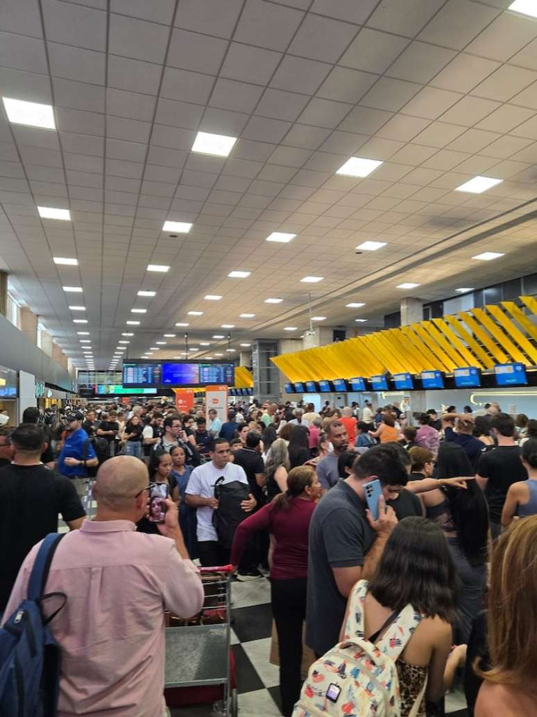 Em meio ao cancelamento de voos, passageiros se aglomeram pelos saguões do Aeroporto de Congonhas