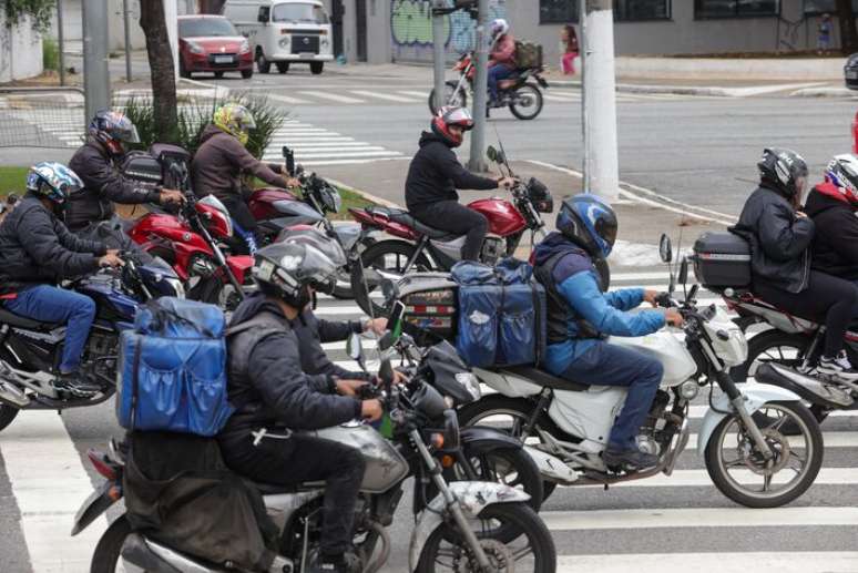 Movimentação de motos na Avenida dos Bandeirantes, em São Paulo: Prefeitura regulamenta transporte de passageiro
