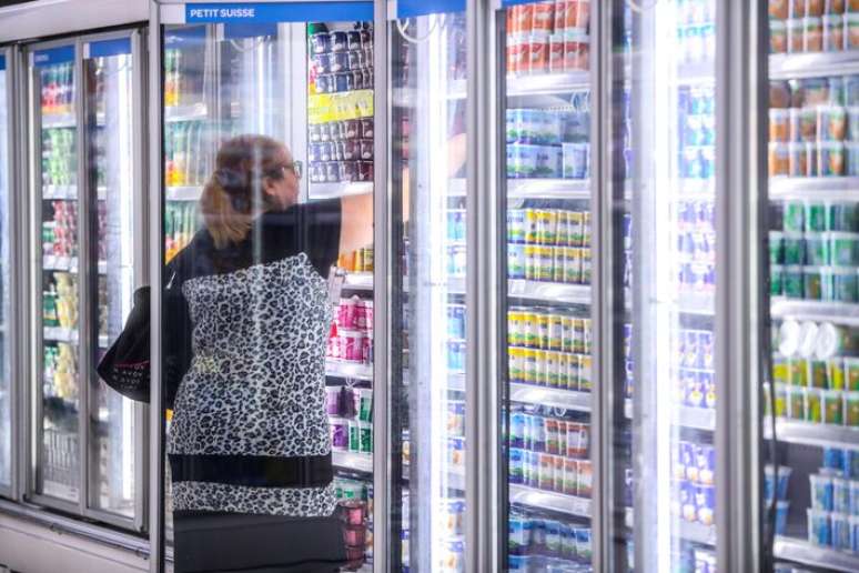 Inflação; contas de consumo - luz, água, gás -, alimentos e combustíveis seguem sendo as prioridades no consumo dos brasileiros com pouco espaço para cortes