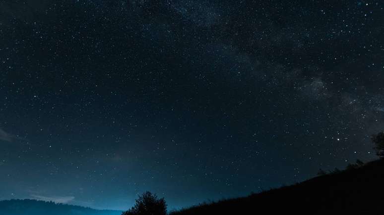 Estimativas que impressionam: enquanto as praias podem conter algo entre 10²⁰ e 10²¹ grãos, o universo abriga cerca de 10²² a 10²⁴ estrelas – depositphotos.com / HayDmitriy