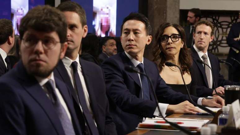 (Da esquerda para a direita) Jason Citron, CEO do Discord; Evan Spiegel, CEO da Snap; Shou Zi Chew, CEO do TikTok; Linda Yaccarino, CEO do X; e Mark Zuckerberg, CEO da Meta, em audiência no Comitê Judiciário do Senado dos EUA em janeiro