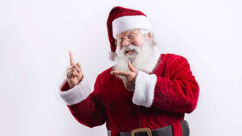 A figura moderna do Papai Noel surgiu da fusão entre São Nicolau e costumes folclóricos europeus, preservando a essência da caridade e do cuidado com os pequenos – depositphotos.com / faor2210
