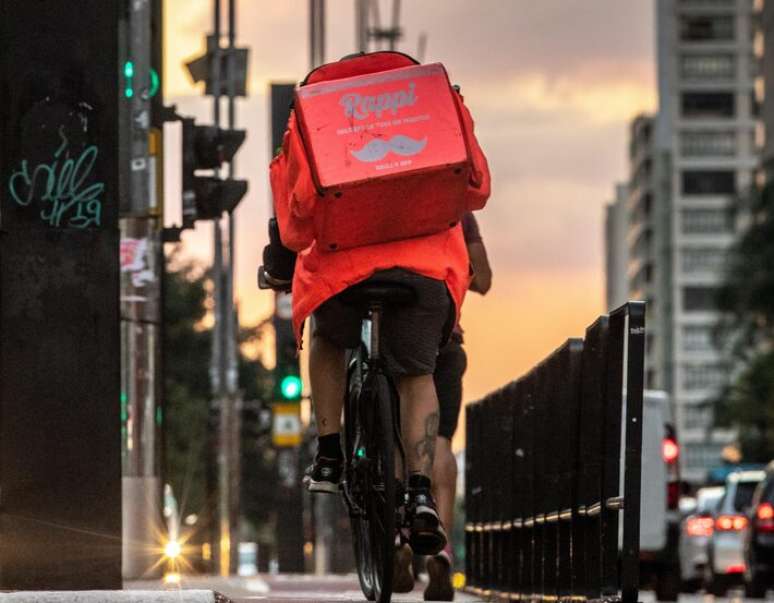 O parecer do projeto de lei que regulamenta o trabalho dos motoristas e entregadores de aplicativos na Câmara propõe um ganho mínimo de R$ 8,50 para os trabalhadores por cada corrida e uma retenção máxima de 30% para as empresas donas das plataformas digitais.