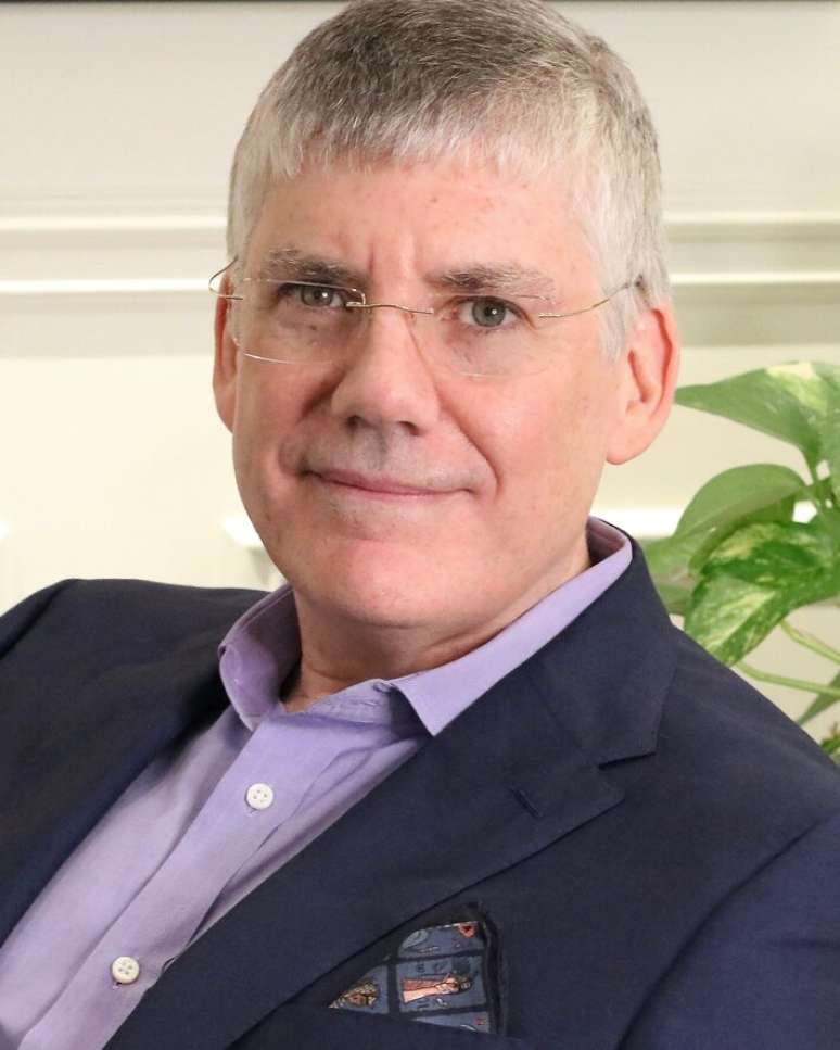 Rick Riordan, autor de 'Percy Jackson e Os Olimpianos'. Ele também é roteirista e produtor da série do Disney+.