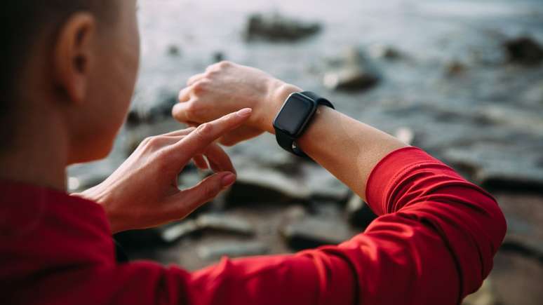 Biohacking une biologia e tecnologia para melhorar energia, sono e desempenho; veja como funciona, benefícios e riscos 