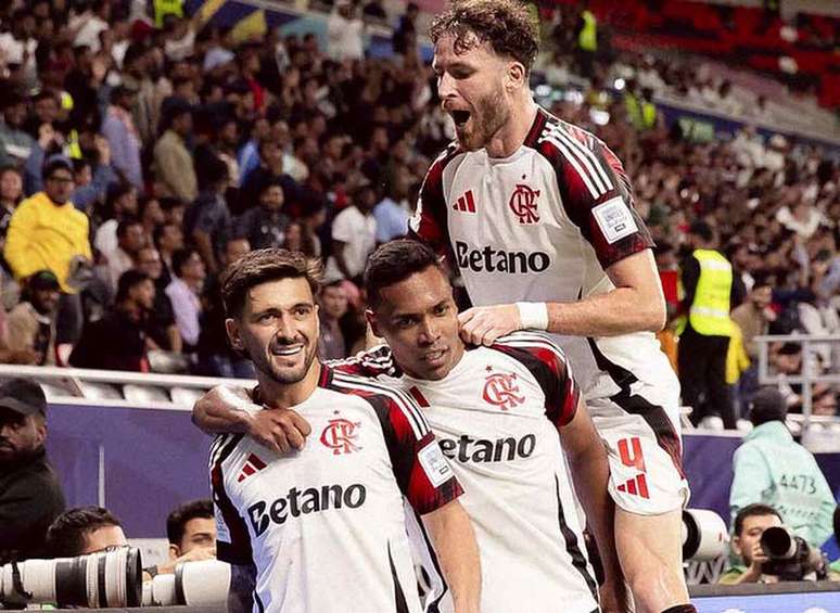 Arrascaeta é celebrado após  fazer o gol que coloco flamengo na semifinal do Intercontinental.