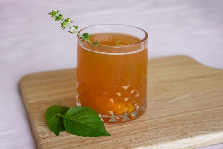 Chá gelado de pêssego e manjericão 