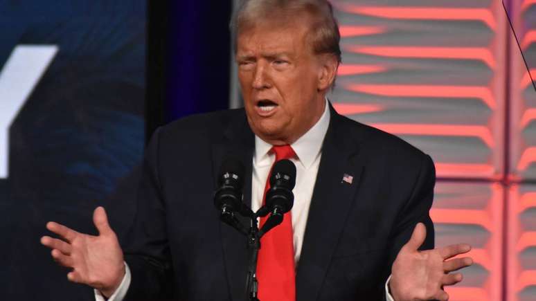 A preocupação atribuída a Trump se relaciona sobretudo com a concentração de poder em plataformas digitais que atuam de forma integrada, controlando dados, algoritmos e distribuição de conteúdo em larga escala – depositphotos.com / thenews2.com