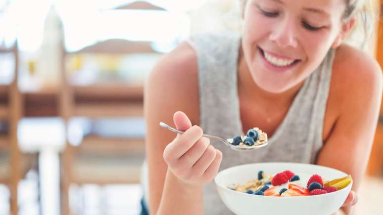 Serotonina baixa causa ansiedade, insônia e descontrole do apetite; veja alimentos que aumentam serotonina e equilibram humor e sono