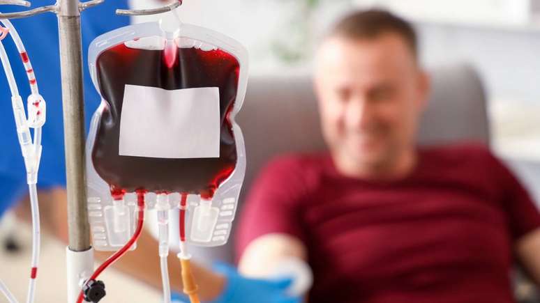Em determinadas épocas do ano, como férias e feriados prolongados, a queda na doação de sangue é frequente, enquanto a demanda hospitalar se mantém alta – depositphotos.com / serezniy