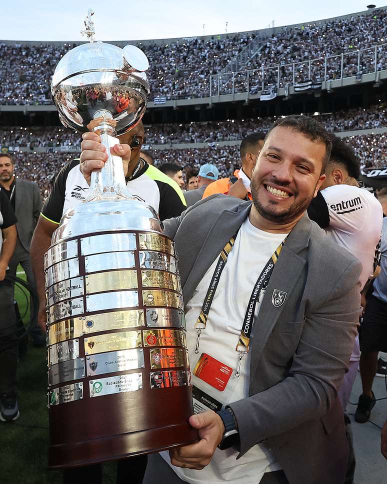 Alessandro Brito comemorando a conquista da Libertadores do ano passado 