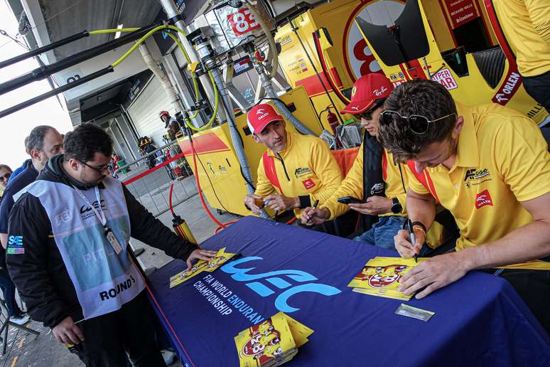Pilotos da #83 AF Corse, campeões de Le Mans 2025, interagindo com o público nas 6 Horas de São Paulo durante o Pit Walk
