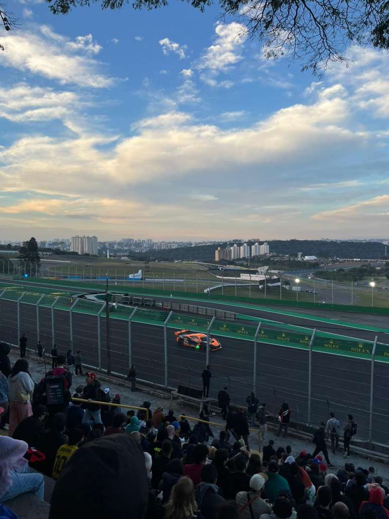 McLaren GT3 Evo durante passagem pela subida dos boxes, sob olhar atento do público