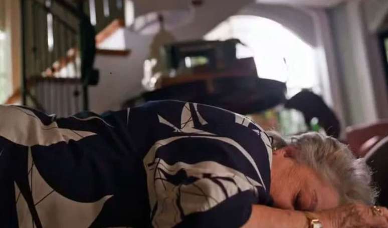 Jaques empurra Rosa da escada antes de fuga na novela 'Dona de Mim'.