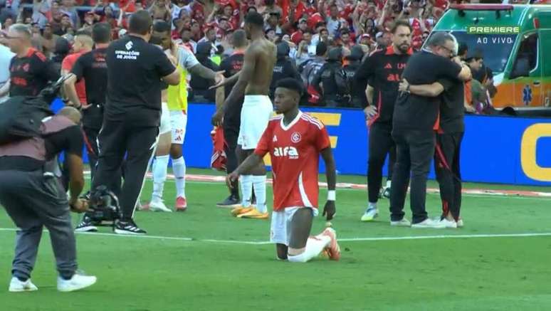 No meio da comemoração colorada pela permanência, Vitão paga promessa e atravessa o gramado do Beira-Rio de joelhos. –