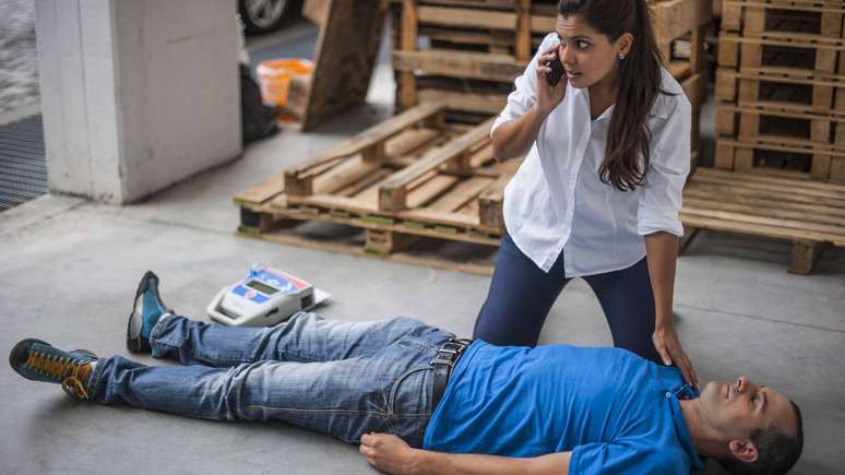 O desmaio, ou síncope, ocorre quando há uma queda temporária do fluxo de sangue para o cérebro, levando à perda rápida e breve da consciência – depositphotos.com / pixelaway