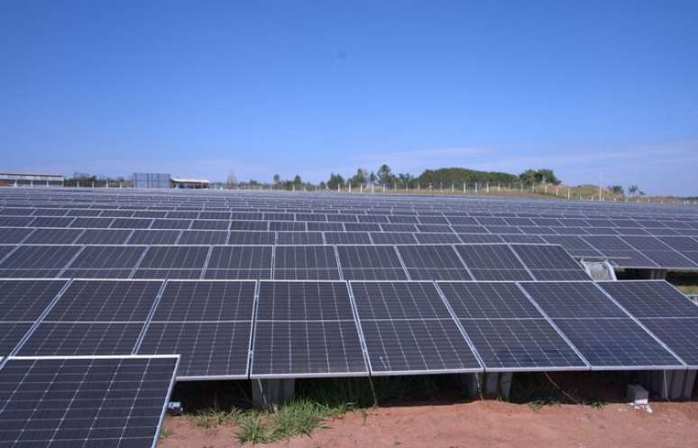 Perspectiva para a energia solar é de um ano difícil em 2026, mas com um horizonte melhor para 2027, segundo Absolar