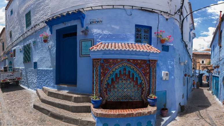 A cidade mistura influ&ecirc;ncias &aacute;rabes, berberes e andaluzas, o que aparece em elementos como p&aacute;tios internos, portas trabalhadas e pequenos detalhes geom&eacute;tricos &ndash; depositphotos.com / membio