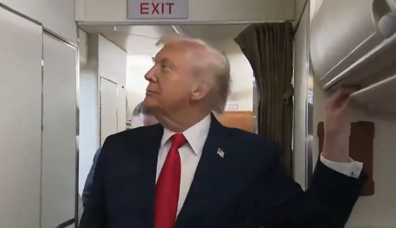 Trump tem entrevista atrapalhada por assessor tentando sair de banheiro