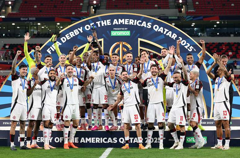 Flamengo bate o Cruz Azul, do México, e celebra título do Derby das Américas