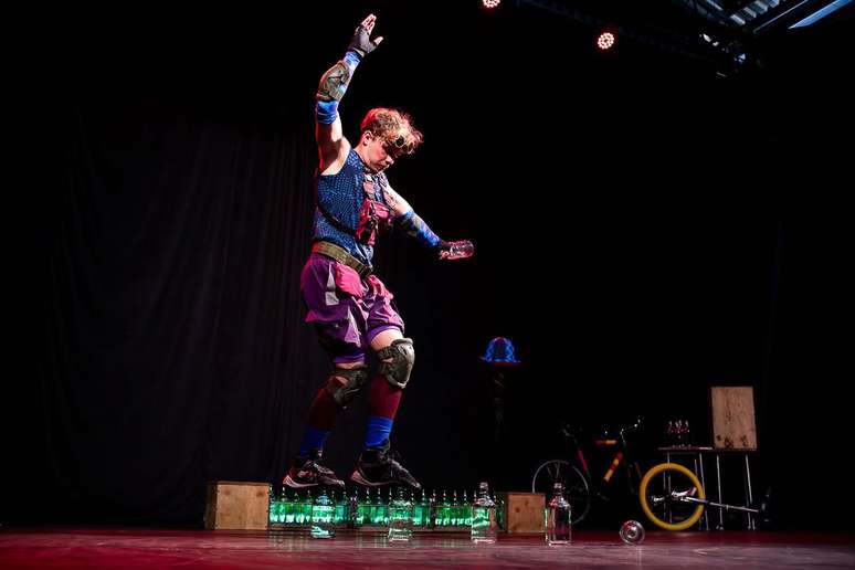 Guilherme Torres no espetáculo de equilibrismo com garrafas de vidro, monociclo e bicicleta para contar uma jornada de superação.