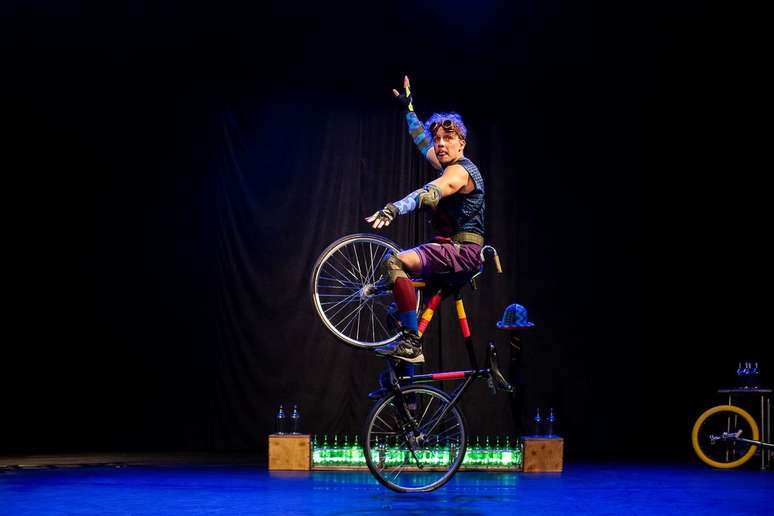 Espetáculo Vidrado conta a jornada de um viajante de bicicleta decidido a chegar ao topo de uma montanha.