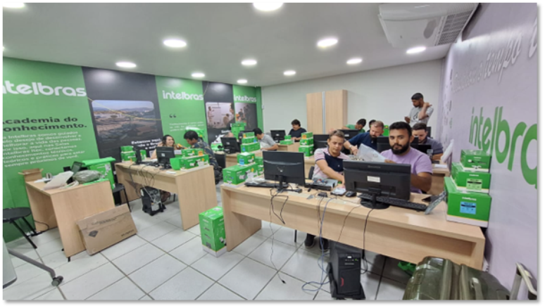 Referência: Pessoas em Aula. imagem extraída do Blog Intelbras   link: https://cursos.intelbras.com.br/portal/layout/927/uploads/593/sistema/portal/Sala_Itec_-_Alarme_Center_23112023143214.png