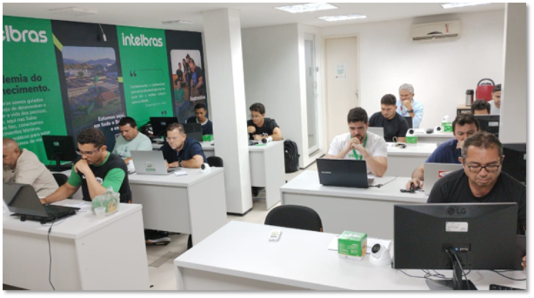 Referência: Pessoas e curso. https://cursos.intelbras.com.br/portal/layout/927/uploads/593/sistema/portal/Sala_ItecHotSat1_23112023142730.png