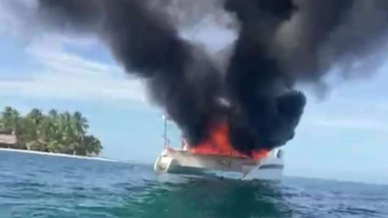 Embarcação pegou fogo e naufragou em ilha do Caribe