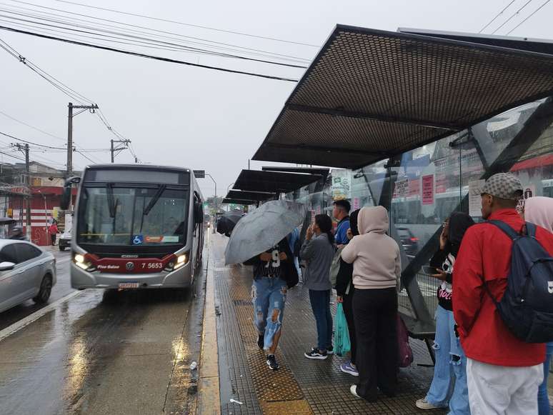 Após caos e paralisação, ônibus voltam a funcionar normalmente em SP