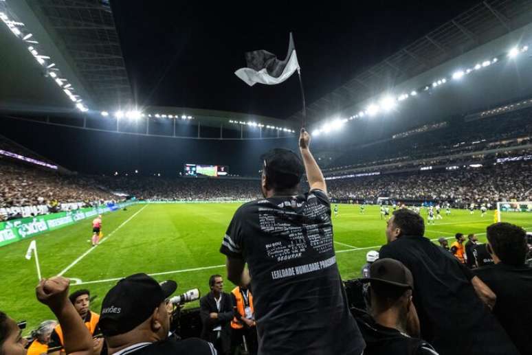 Torcedores do Corinthians durante partida do campeonato paulista contra o Palmeiras na Neo Química Arena, na zona leste de São Paulo.