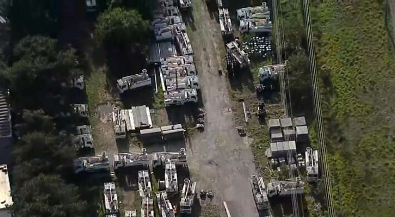 Pátio lotado com veículos da Enel em São Paulo —