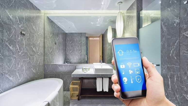 celular no banheiro -depositphotos.com / zhudifeng