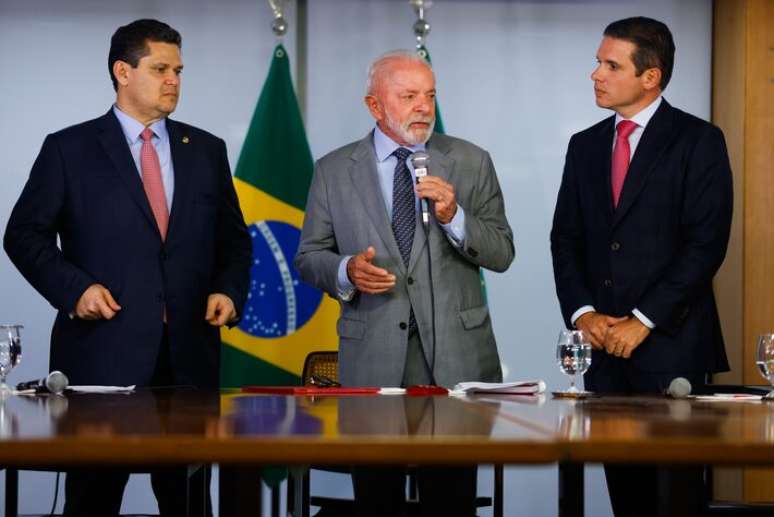 Lula ao lado de Alcolumbre e Motta durante evento, em abril, para entrega da PEC da Segurança Pública