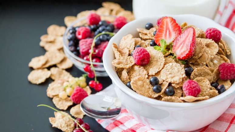 Entenda o que é a tendência do fibermaxxing, seus benefícios, riscos e como aumentar fibras na alimentação com segurança