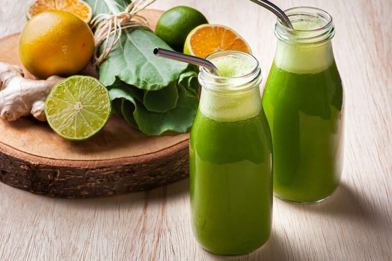 Suco verde de couve com laranja e limão