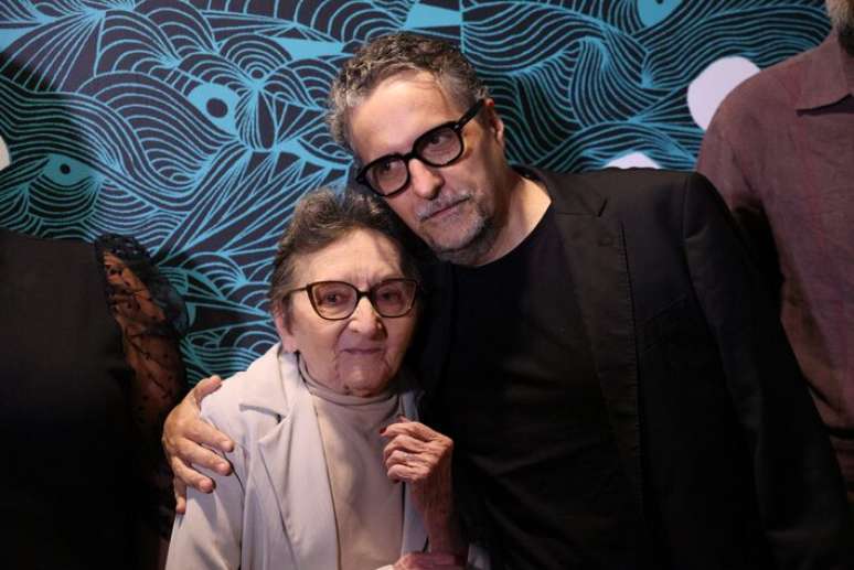 A atriz Tânia Maria, intérprete de Dona Sebastiana em 'O Agente Secreto', ao lado do diretor Kleber Mendonça Filho.