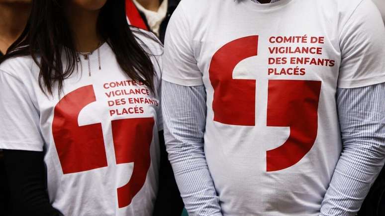 Manifestantes homenageiam crianças acolhidas, em Paris, em 7 de maio de 2024.