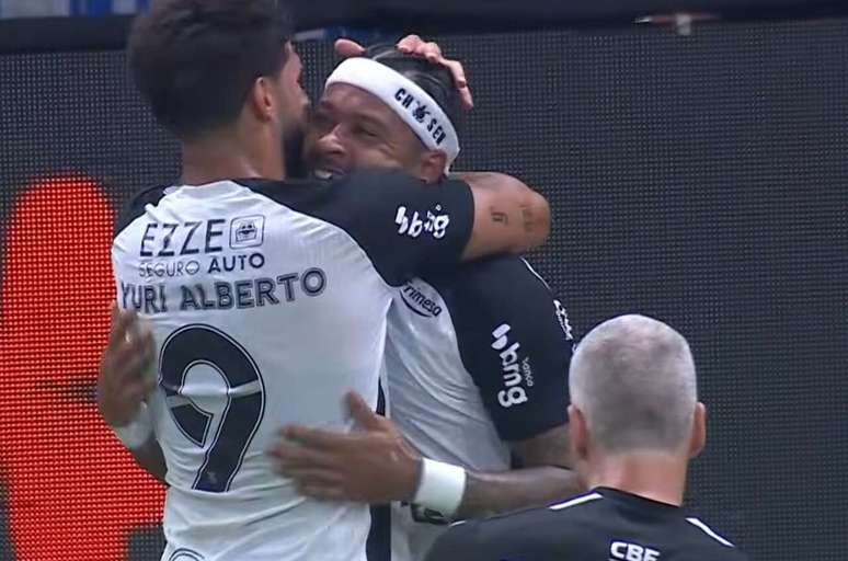 Yuri Alberto e Memphis Depay comemoram o gol que deixou o Corinthians com vantagem no duelo &ndash;