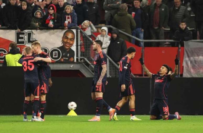 Ndoye, do Nottingham Forest (à direita), sai da marcação cerrada do Utrecht.