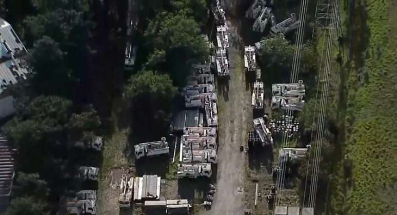 Pátio lotado com veículos da Enel em São Paulo