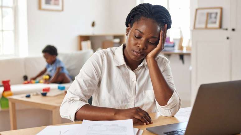 Entenda por que a sensação de que o ano “voou” é tão comum; neurociência, dopamina, estresse e rituais explicam como percebemos o tempo