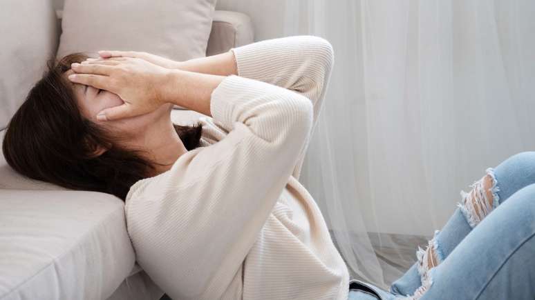 Fadiga emocional causa exaustão, irritabilidade e queda de energia; veja sintomas, causas e estratégias práticas para prevenir o esgotamento