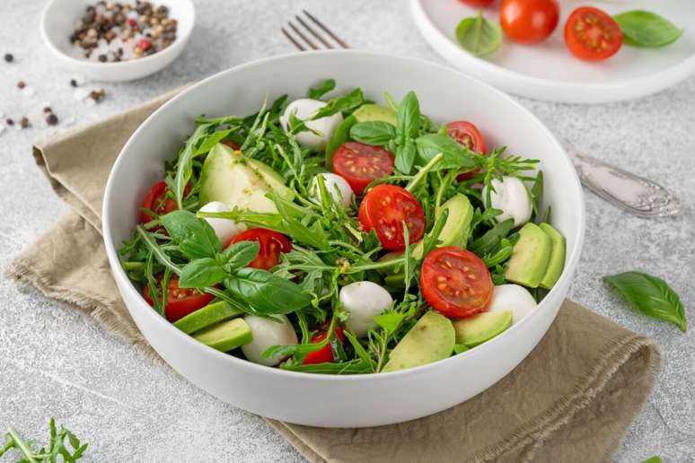 Salada de abacate, rúcula e tomate 