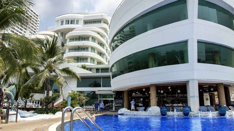 Kit de viagem completo: protetor solar, rem&eacute;dios b&aacute;sicos, itens de higiene e acess&oacute;rios como mochila e adaptador de tomada fazem diferen&ccedil;a no dia a dia do cruzeiro &ndash; depositphotos.com / ursula1964