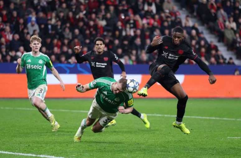 Alex Grimaldo finaliza, aos 43 minutos do segundo tempo, para assegurar o empate do Bayer Leverkusen diante do Newcastle –