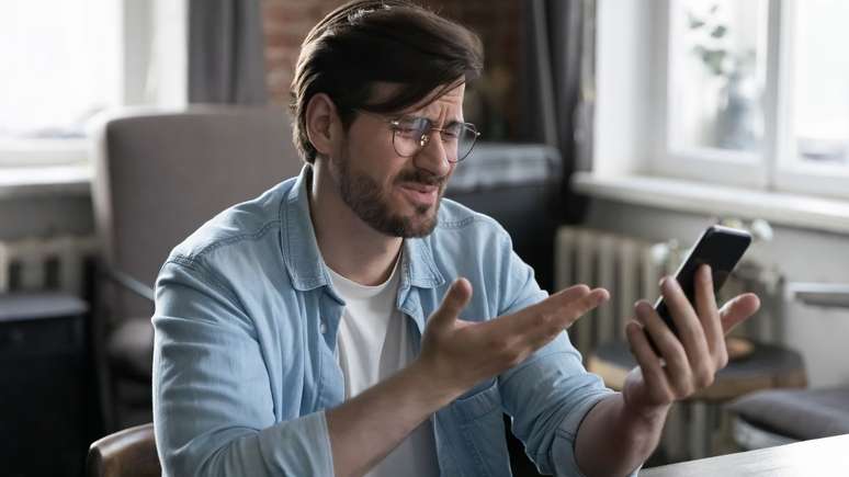 Entenda o que é rage bait, por que o termo viralizou, como ele se tornou Palavra do Ano de 2025 e o que isso diz sobre a cultura digital