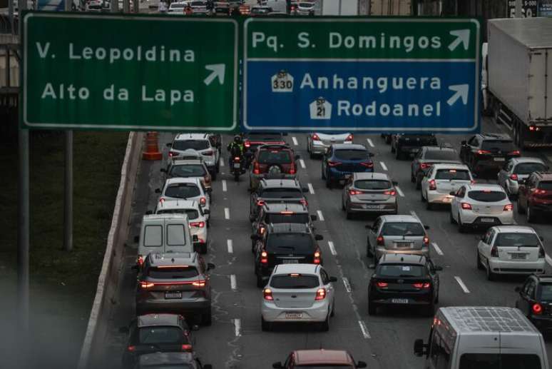 Mais de 300 agentes da CET atuam no trânsito nesta manhã