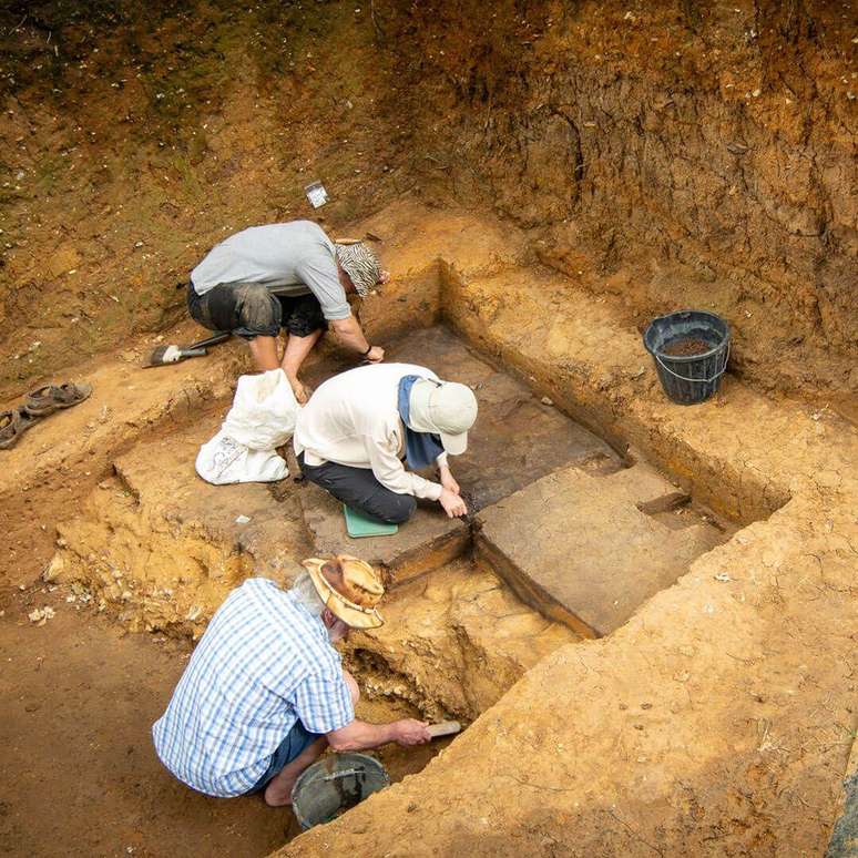 Foram encontrados artefatos espalhados pelo sítio arqueológico